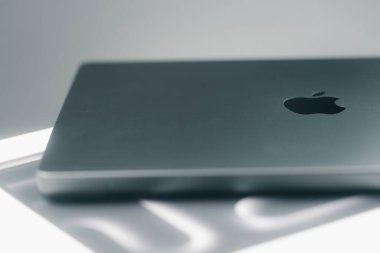 Bangkok, Tayland - 5 Aralık 2023: Apple MacBook Pro M3 Max 14 inç ekran, 14 çekirdekli işlemci ve bir kutu üzerinde 30 çekirdekli GPU yer