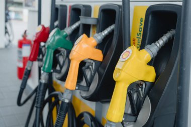Bangkok, Tayland - 5 Aralık 2023: Bir benzin istasyonunda deniz kabuğu pompası, Gasol ve Diesel 'in yakıt hortumları, Shell benzin istasyonundaki yakıt hortumlarını kapatın.