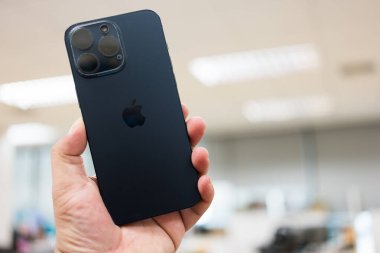 Bangkok, Tayland - 5 Aralık 2023: En son iPhone 15, maksimum mavi Titanyum, tetrapizm teknolojisi kullanılarak açık zoom fotoğrafları ve videolar için kullanıldı.