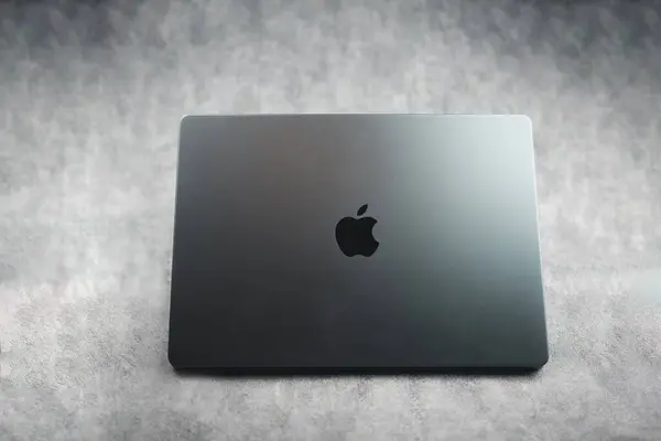 Bangkok, Tayland - 5 Aralık 2023: 2023 'te New MacBook Pro, Apple MacBook Pro M3 yüksek teknolojili dizüstü bilgisayar ve modern tasarım, Space Black rengi ve göz kamaştırıcı yeni bir görünüm
