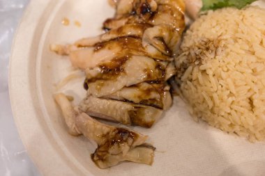 Haşlanmış tavuğun üstünde pilav. Asya yemeği tarzı. Kapat.