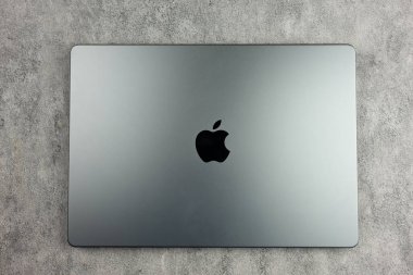Bangkok, Tayland - 5 Aralık 2023: 2023 'te New MacBook Pro, Apple MacBook Pro M3 yüksek teknolojili dizüstü bilgisayar ve modern tasarım, Space Black rengi ve göz kamaştırıcı yeni bir görünüm