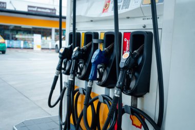 Bangkok, Tayland - 7 Aralık 2023: Bir benzin istasyonunda kabuk pompası, Gasol ve Diesel 'in yakıt hortumları, Shell benzin istasyonundaki yakıt hortumlarını kapatın.