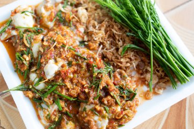 Kızarmış soğan ve akasya ile taze istiridye salatası kurtarıcısı. Tayland usulü deniz ürünleri. Tayland yerel restoranı. Tayland 'ın en lezzetli istiridye salatası.