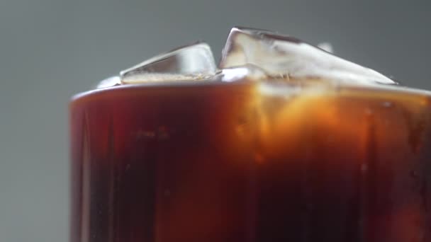 Langzame Beweging Roteert Iced Americano Koffie Glas — Stockvideo