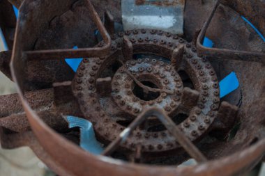 Pas tutmuş eski ocağı kapat..