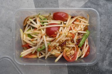 Yeşil papaya salatası ya da Tayland yemeği. Somtum in box. Ünlü Tayland yemekleri.