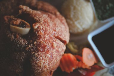 Patates püresi ve lahana turşusuyla servis edilen domuz budu ve arka planda taze sebze. Kapat.