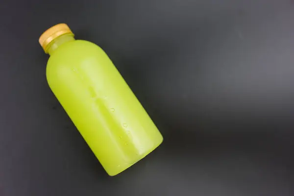 Färsk Guava Juice Flaska Svart Bakgrund — Stockfoto
