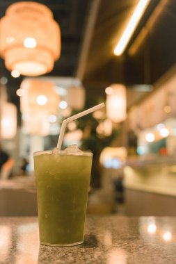 Masada pipetli buzlu yeşil çay. Kapat.