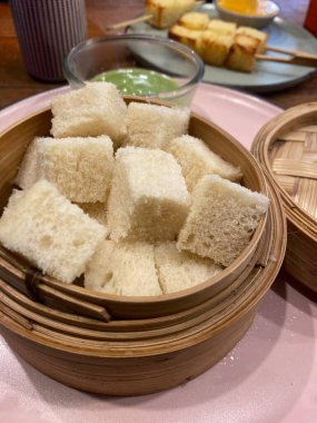 Ekmek kes ya da sosla buğulanmış ekmek. Akıllı telefonun yanında fotoğraf çek.