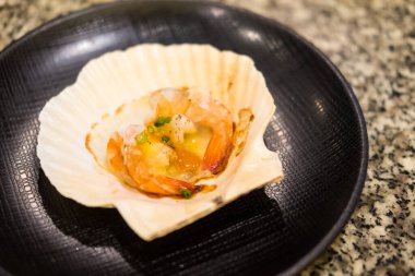 Deniz kabuğundaki karidesi ızgaraya hazır hale getirin..