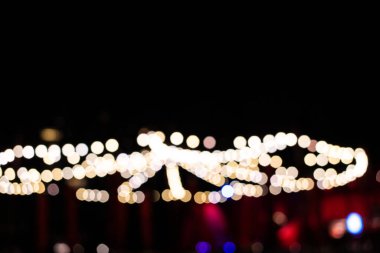 Arka plan ve bokeh. Görüntüler arka plan için uygun güzel ışıklandırmaya ve dairesel bulanık görüntülere sahiptir. Güzel bir küreyi yansıtan bulanık görüntüler beyaz görünür..