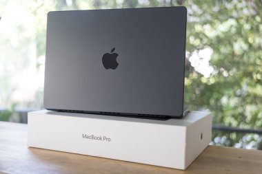 Bangkok, Tayland - 12 Aralık 2023: New Apple MacBook Pro M3 Max, yüksek teknoloji laptop ve modern tasarım, Space Black renk, MacBook Pro kutusunda 14 inç ekran