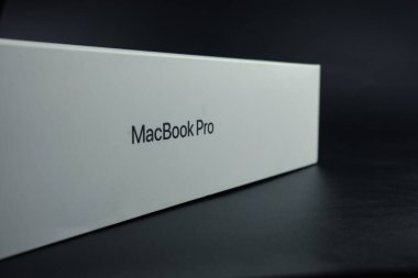 Bangkok, Tayland - 12 Aralık 2023: Apple Inc. 'in tasarladığı M3 çip işlemcisi Apple MacBook Pro' nun beyaz kutusuna basılmış bir MacBook pro metni kapat