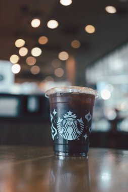 Bangkok, Tayland - 12 Aralık 2023 Starbucks 'ta Starbucks' ın içtiği Amerikan kahvesi plastik bardağı götürdü. Starbucks, 61 ülkede 20.000 'den fazla mağazası olan dünyanın en büyük kahve dükkânı..