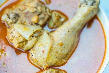 Tavuk budu, Massaman Curry Thai usulü. Tayland yemeği. Baharat ve lezzetli kokuyor..