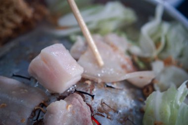 Thai barbekü stili Moo Ka Ta. İnsanlar yemekten hoşlanır.