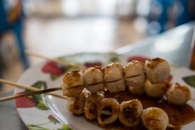 Baharatlı soslu ızgara domuz köftesi şişi. Kapat.