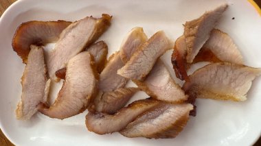 Tayland usulü ızgara domuz boynunu beyaz tabakta. Tayland sokak yemekleri menüsü