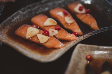 Salamura edilmiş somon balığı ya da Kore usulü soya sosu. Kapat.
