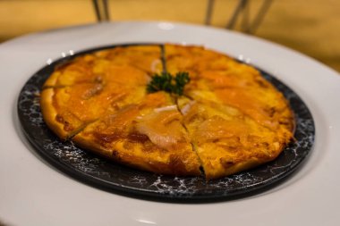 Somon füme pizza. Kapatın. Somonlu pizza..