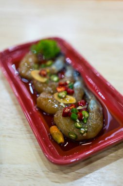 Kore usulü karides turşusu. Asya yemeği tarzı. Soya soslu karides turşusu. Yanında da kırmızı tepside güzel bir şekilde servis edilmiş.