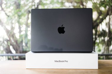 Bangkok, Tayland - 15 Aralık 2023: Tahta bir masada M3 maksimum işlemci Space Black ile yeni MacBook Pro. Apple 2023 yılında yeni bir MacBook Pro başlattı.