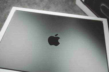 Bangkok, Tayland - 15 Aralık 2023: M3 çipli New Apple MacBook Pro 2023 'te büyüleyici yeni bir görünüm