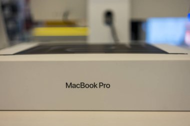 Bangkok, Tayland - 15 Aralık 2023: M3, M3 pro, M3 Max yeni çip Space Black ile Apple 'ın yeni Macbook Pro kutusunun kapatılması