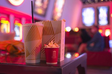 Bangkok, Tayland - 15 Aralık 2023: Major Cineplex 'ten patlamış mısır ve meşrubat seti. Tayland 'ın en iyi sineması..