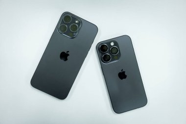 Bangkok, Tayland - 15 Aralık 2023: Yeni iPhone 15 maksimum mavi titanyum ve Yeni iPhone 15 mavi titanyum. Deneyimli Apple 'ın yeni çıkan iPhone 15 ve yeni ürünleri.