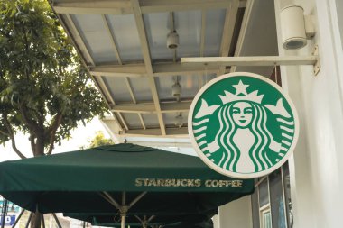 Bangkok, Tayland - 15 Aralık 2023 Starbucks logosu. Starbucks Corporation, Amerika Birleşik Devletleri 'nin çok uluslu kahve dükkanları zinciri.