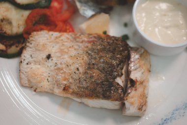 Lezzetli ızgara balık bifteği. Üst görünüm