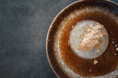 Su keki. Su damlası tatlı mochi. Süslü bir Japon usulü tatlı. Yağmur damlası Mizu Mochi Japonya 'da kalorisiz popüler bir tatlıdır..