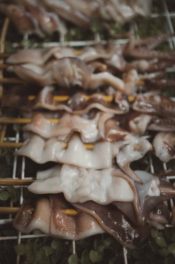 Çubuk şişte mürekkep balığı. Izgara taze kalamar. Sokak yemeği, Tayland mutfağı..