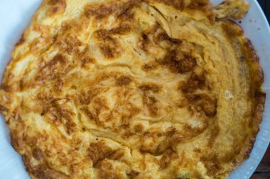 Beyaz tabakta Tayland usulü omlet. Tayland Yemeği
