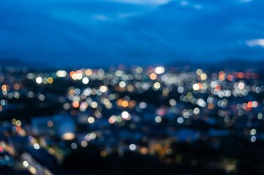 Alacakaranlıkta şehrin soyut bokeh arkaplanı, şehir manzarasının bulanık hava manzarası