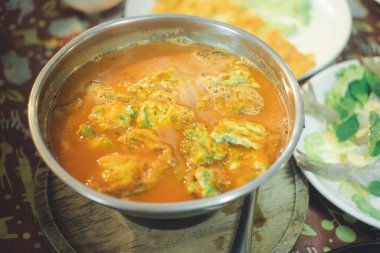 Restoranda ekşi sebze çorbası içinde akasya omleti. Geleneksel Tayland usulü. Kapat.