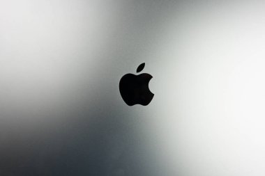 Bangkok, Tayland - 16 Aralık 2023: Yeni modern tasarım Apple MacBook Pro M3, 14 inç ekran, 14 çekirdek işlemci ve 30 çekirdekli GPU 'da uzay siyah renk metalik alüminyum yüzeyi üzerine Macbook logosu