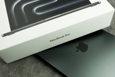 Bangkok, Tayland - 16 Aralık 2023: İnsan Apple MacBook Pro M3 Max, Space Black 'i kullanır ve test eder. Apple 2023 yılında yeni bir MacBook Pro başlattı.