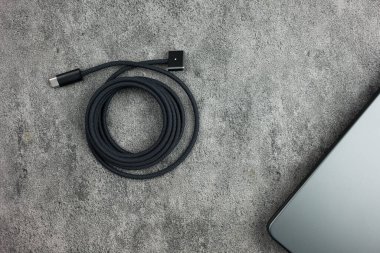 Bangkok, Tayland - 16 Aralık 2023: Hızlı şarj kablosu için siyah örgülü USB C portu Apple MacBook Pro M3 Max ile birlikte geldi