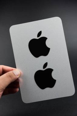 Bangkok, Tayland - 16 Aralık 2023: En son MacBook Pro M3 kutusunu açan erkek el simgesel siyah Apple Bilgisayar logosu etiketini tutuyor