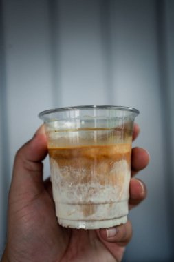 Kirli kahve, elinde soğuk taze sütle bir bardak espresso. Kahve menüsü.