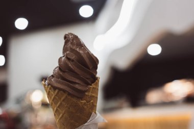 Çikolatalı, yumuşak, waffle külahı. Kapat.