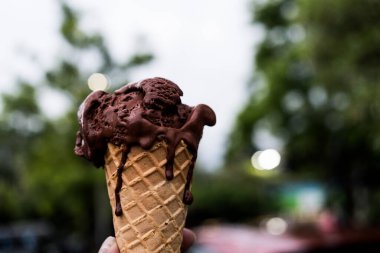 Dondurma eridi ve Waffle külahına doğru koştu.