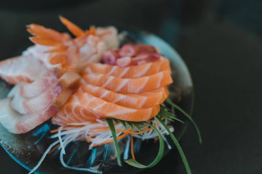 Japon yemeği taze çiğ balık karışık sashimi. Kapat.