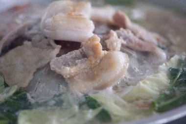 Domuz eti ya da sıcak tavada et. Ya da geleneksel Tayland usulü sebze ve çorbalı barbekü.