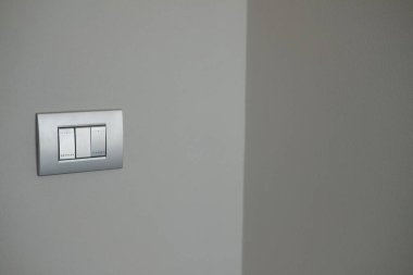 Duvarda çift gümüş ışık düğmesi var. Elektriksel ekipman, aygıt.