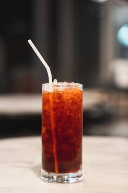 Lezzetli ferahlatıcı bir bardak buzlu çay. Kapat.